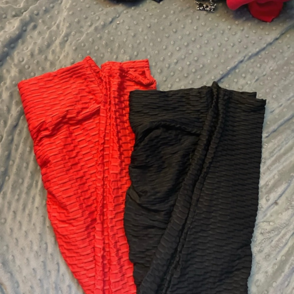 Chic Textured Red and Black Leggings